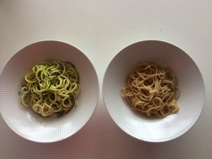 Tallerkenen til venstre: 100 g squash-spaghetti og tallerken til højre: 100 g kogt fuldkornspaghetti: Der er 117 kalorier sparet ved at vælge squash-spaghetti