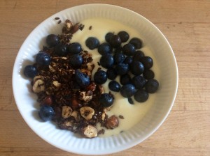 2 dl skyr med knas og blåbær. 250 kcal