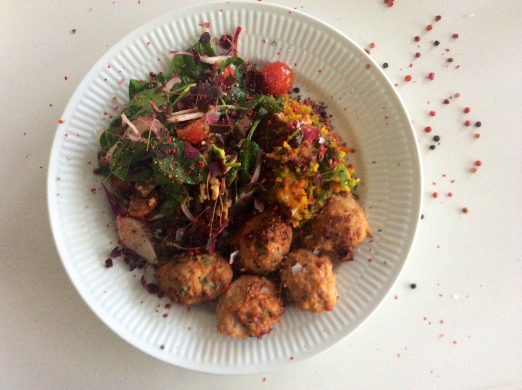 5 kyllingfrikadeller med græskarmos med persille og oliven, samt en frisk grøn salat
