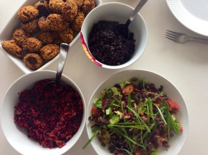 Vegetarfrikadeller med rødbederåkost, grøn salat og 2 spsk. sorte ris; 500 kcal