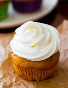 pumpkin-cupcakes-with-cream-cheese-frosting-3